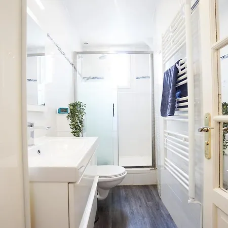 Spacious Flat With View On The Sacre Coeur Paris
